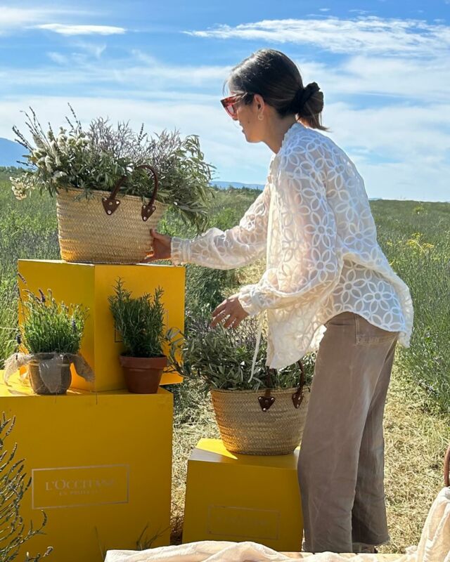• Projet ÉVENT L’O • Valensole été 2024 •
•
• Voyage presse & influence, création des photocalls.
•
• Installer, désinstaller, Imaginer, mettre en place, courir, se prendre pour un épouvantail, et tout cela « en plein cagnard » comme on dit chez nous ☀️
•
•
• Évent planner : Orygine.s 
• Scénographie : Inspiring Factory (Lou Cuggia).
• Équipe scénographie in situ : Rouge Carmeille.
• Manutention : Miguel Turnes.